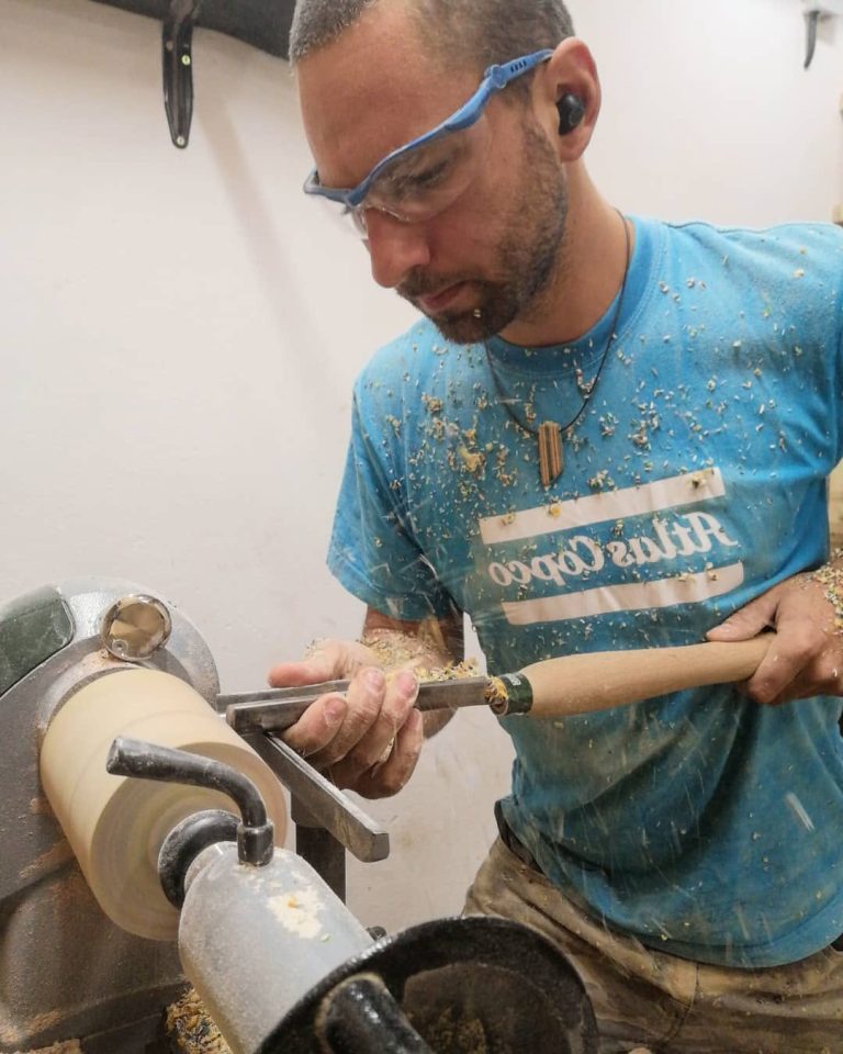 Ročno struženje lesene sklede na stružnici