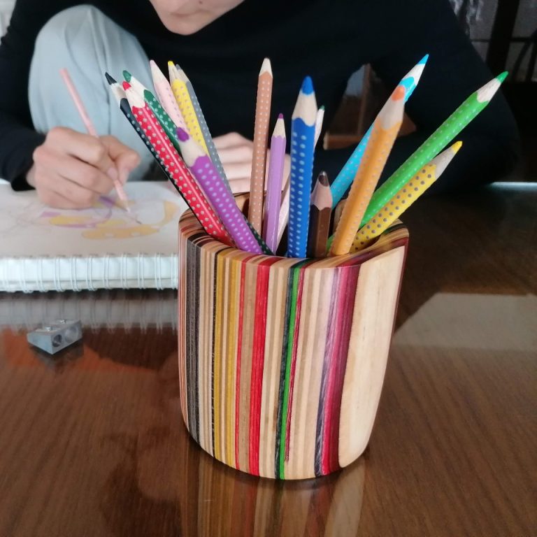 Lesena posoda za svinčnike in barvice